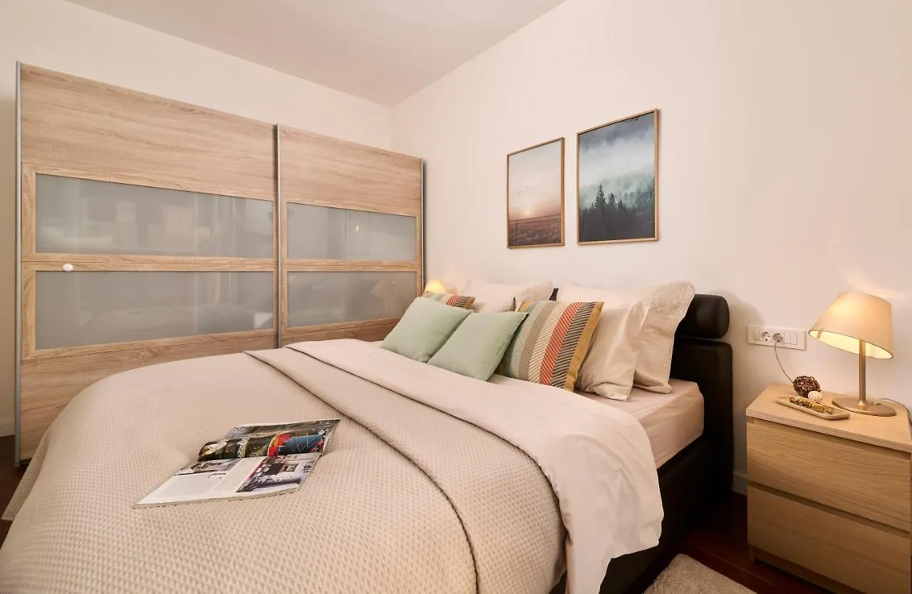 Brand New 1 Bedroom Apartment With Backyard Near The Beach! Porec