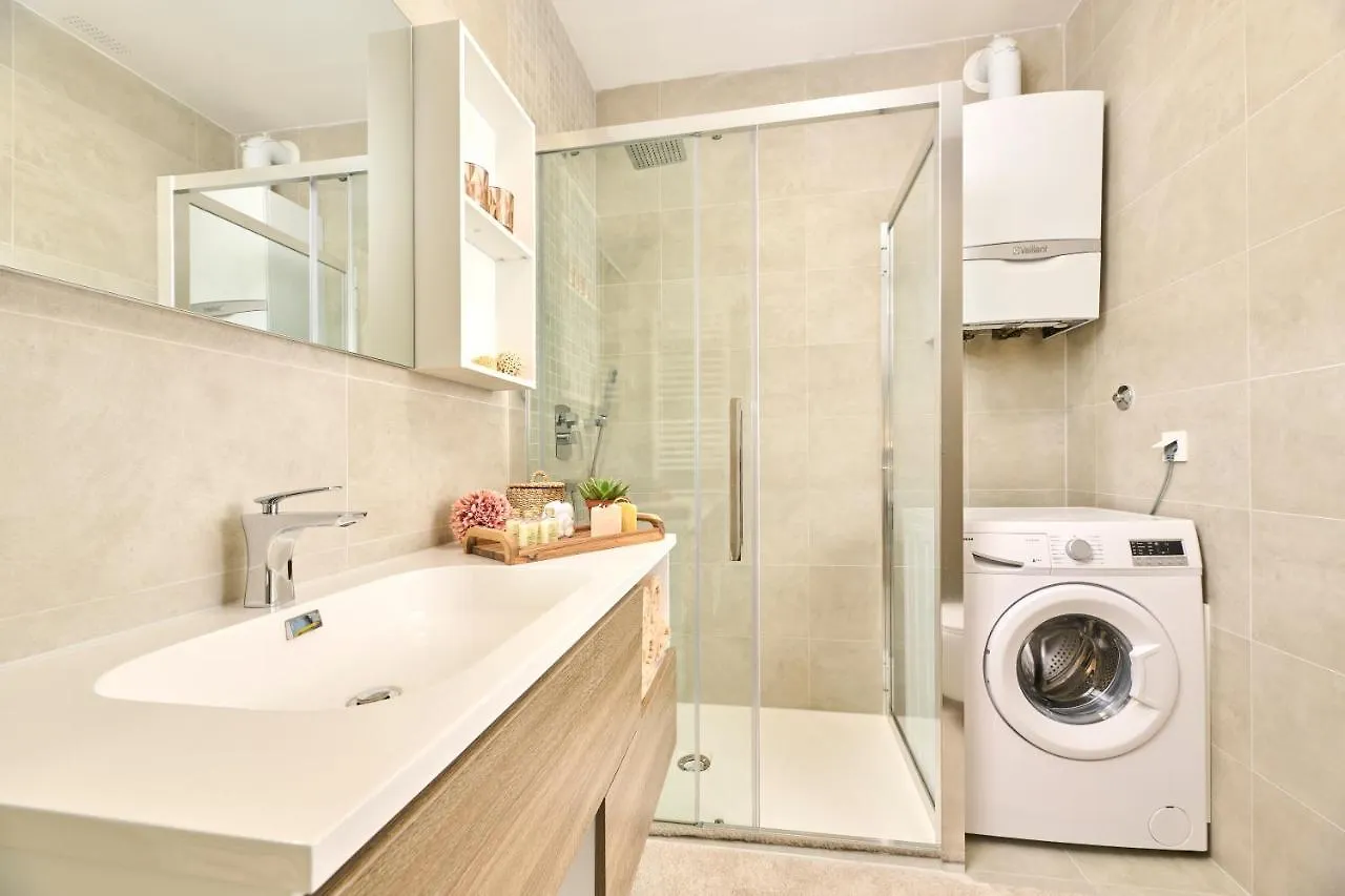 Brand New 1 Bedroom Apartment With Backyard Near The Beach! Porec Croatia