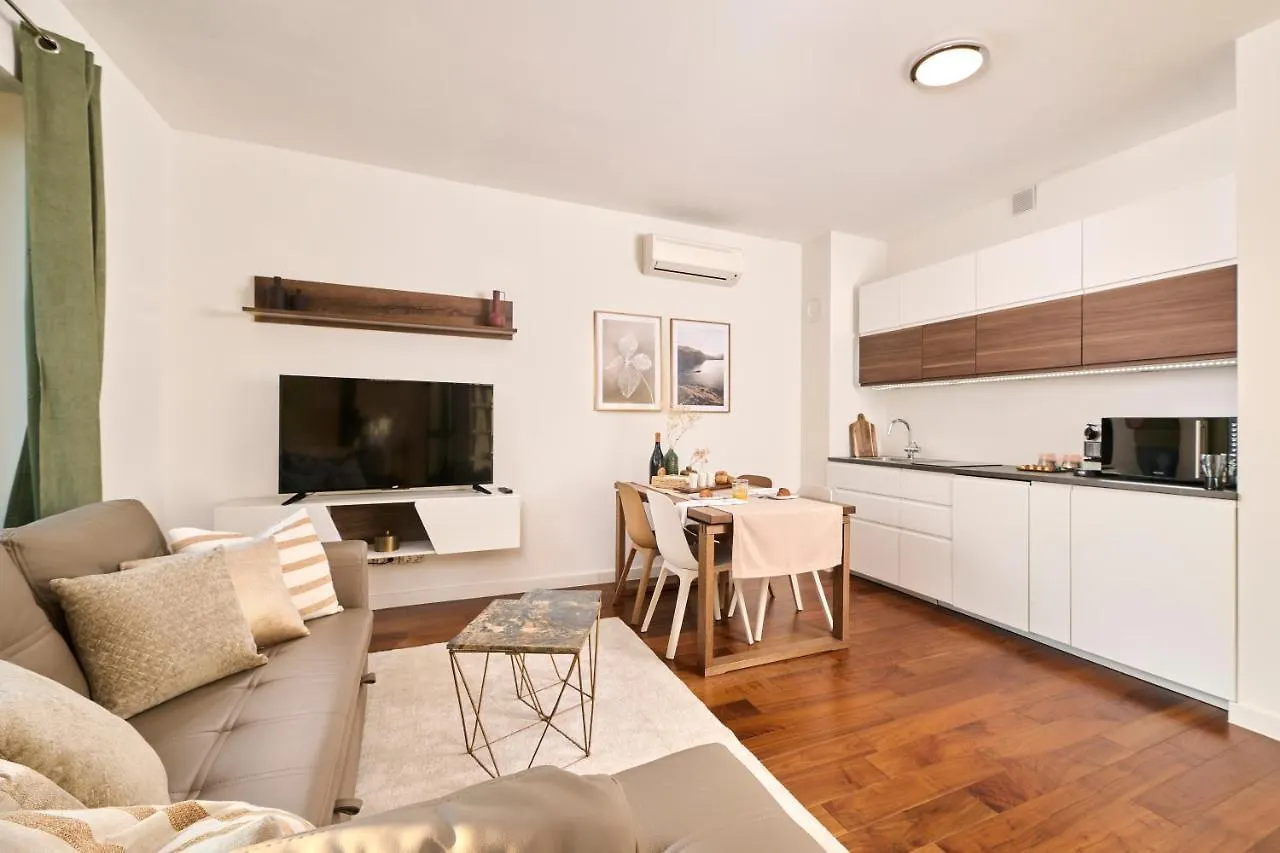 Brand New 1 Bedroom Apartment With Backyard Near The Beach! Porec