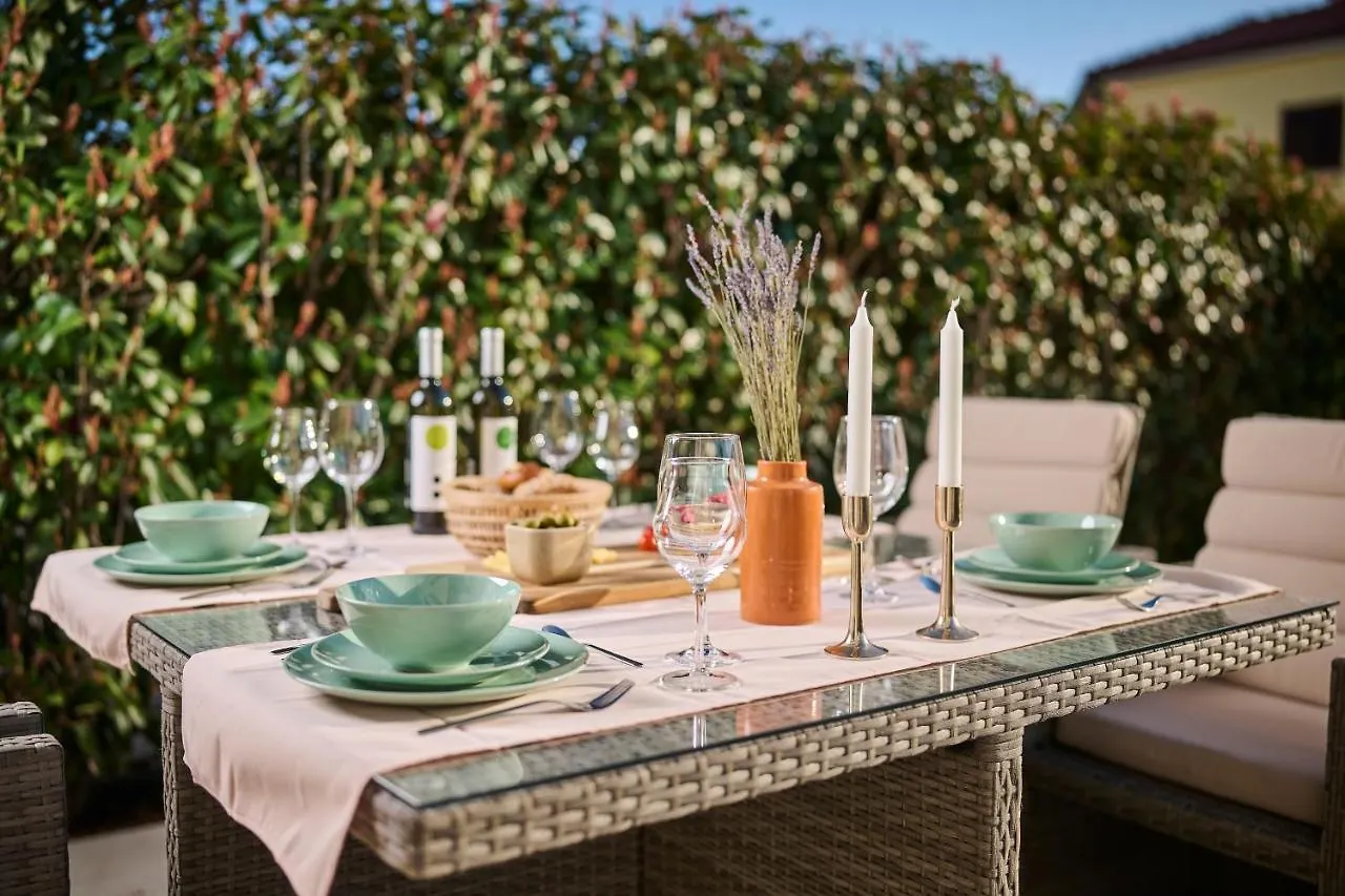 Brand New 1 Bedroom Apartment With Backyard Near The Beach! Porec